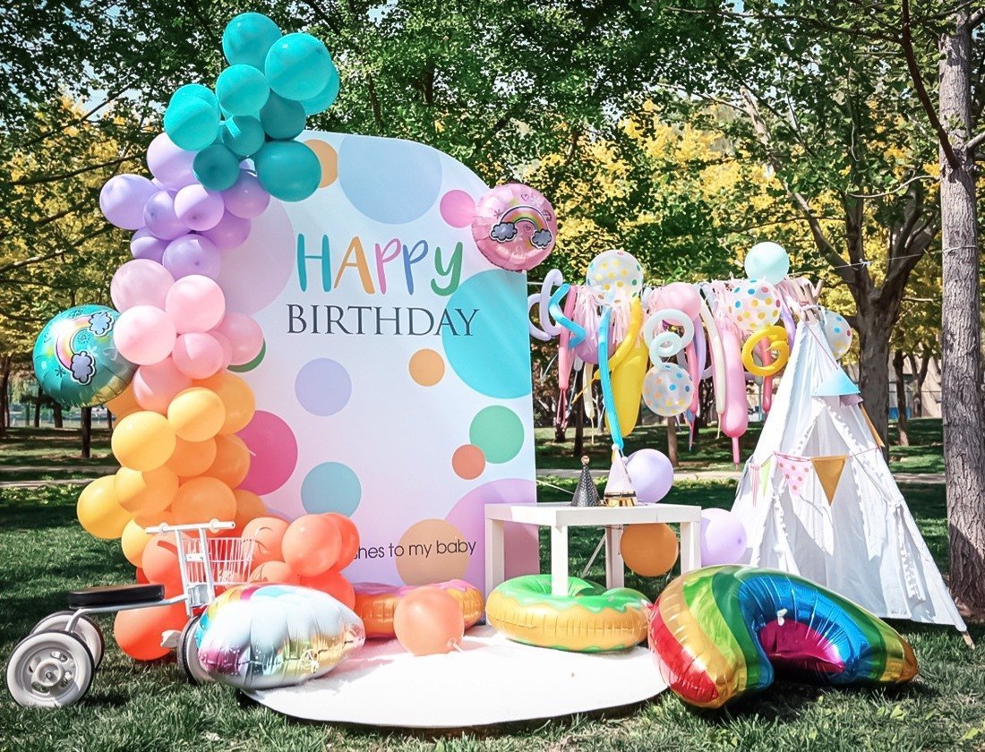 彩虹生日气球派对阳光明媚的彩虹色主题