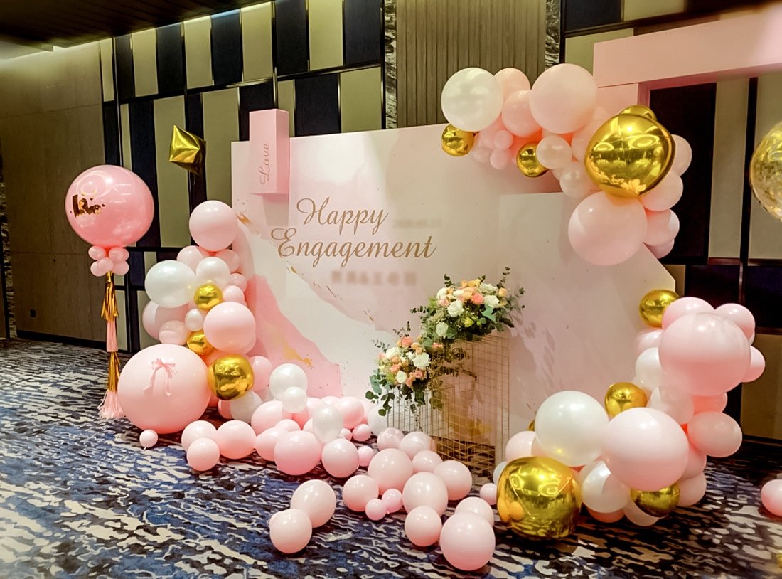 婚礼现场合影区创意特色粉金气球布置