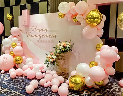 婚礼现场合影区创意特色粉金亮片气球布置