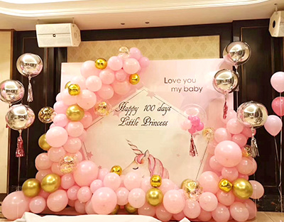 粉色气球布置百日宴合影背景搭配银色金色4D飘空气球